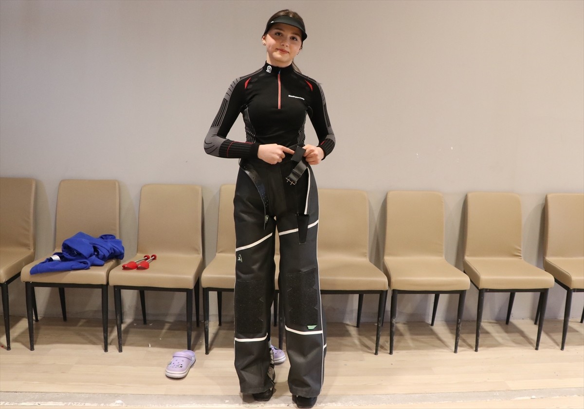 Erzurum'da 3 yıl önce meraktan başladığı atıcılıkta Avrupa üçüncülüğü ile 2 Türkiye şampiyonluğuna...