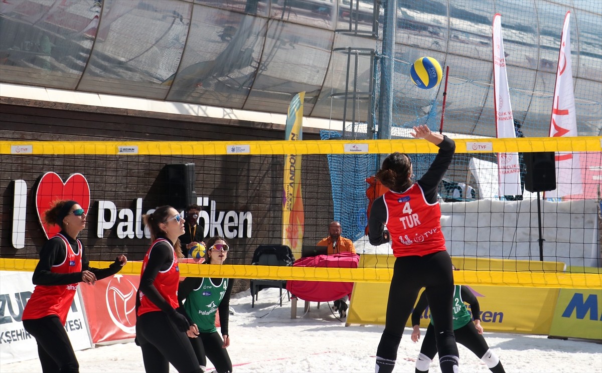 Erzurum'da 5'incisi düzenlenen 2025 FIVB Kar Voleybolu Dünya Turu müsabakaları devam ediyor....