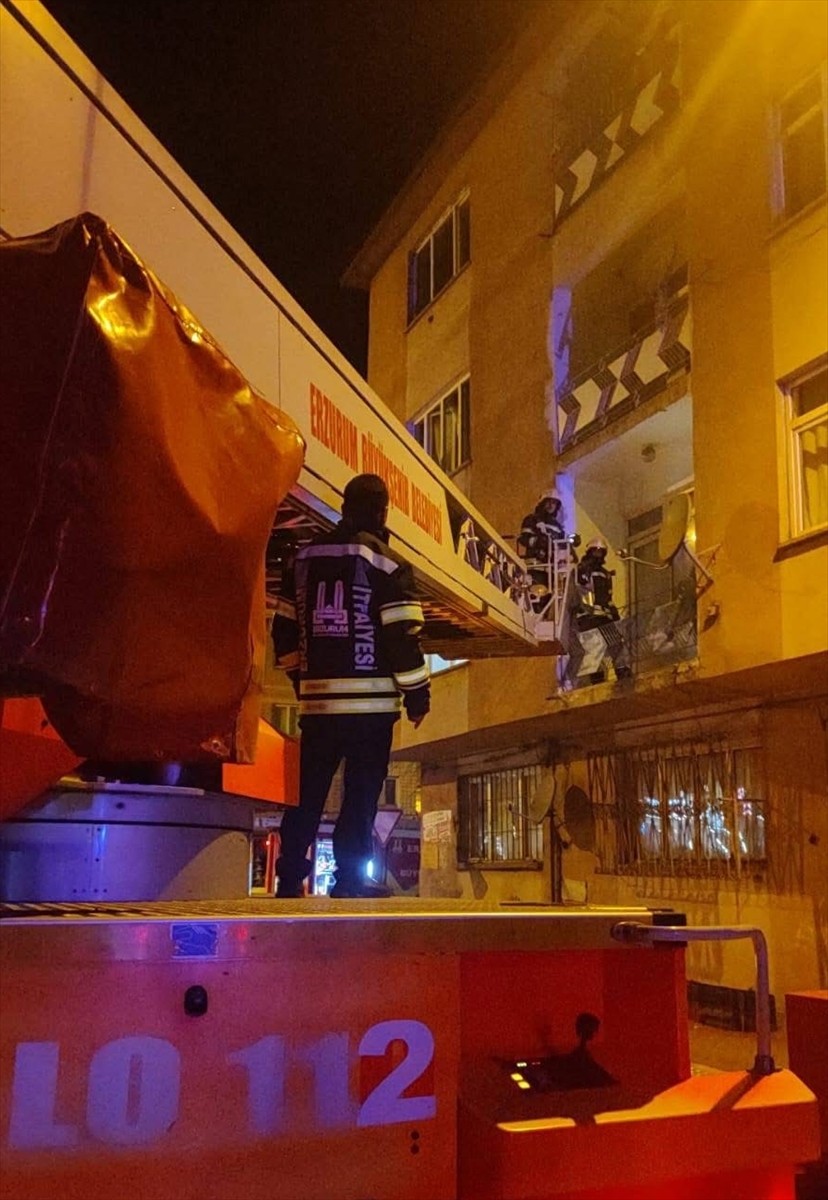 Erzurum'da, yangın çıkan apartmanda dumandan etkilenen 10 kişi itfaiye ekiplerince tahliye...