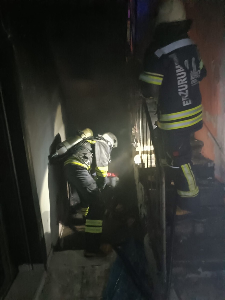 Erzurum'da, yangın çıkan apartmanda dumandan etkilenen 10 kişi itfaiye ekiplerince tahliye...