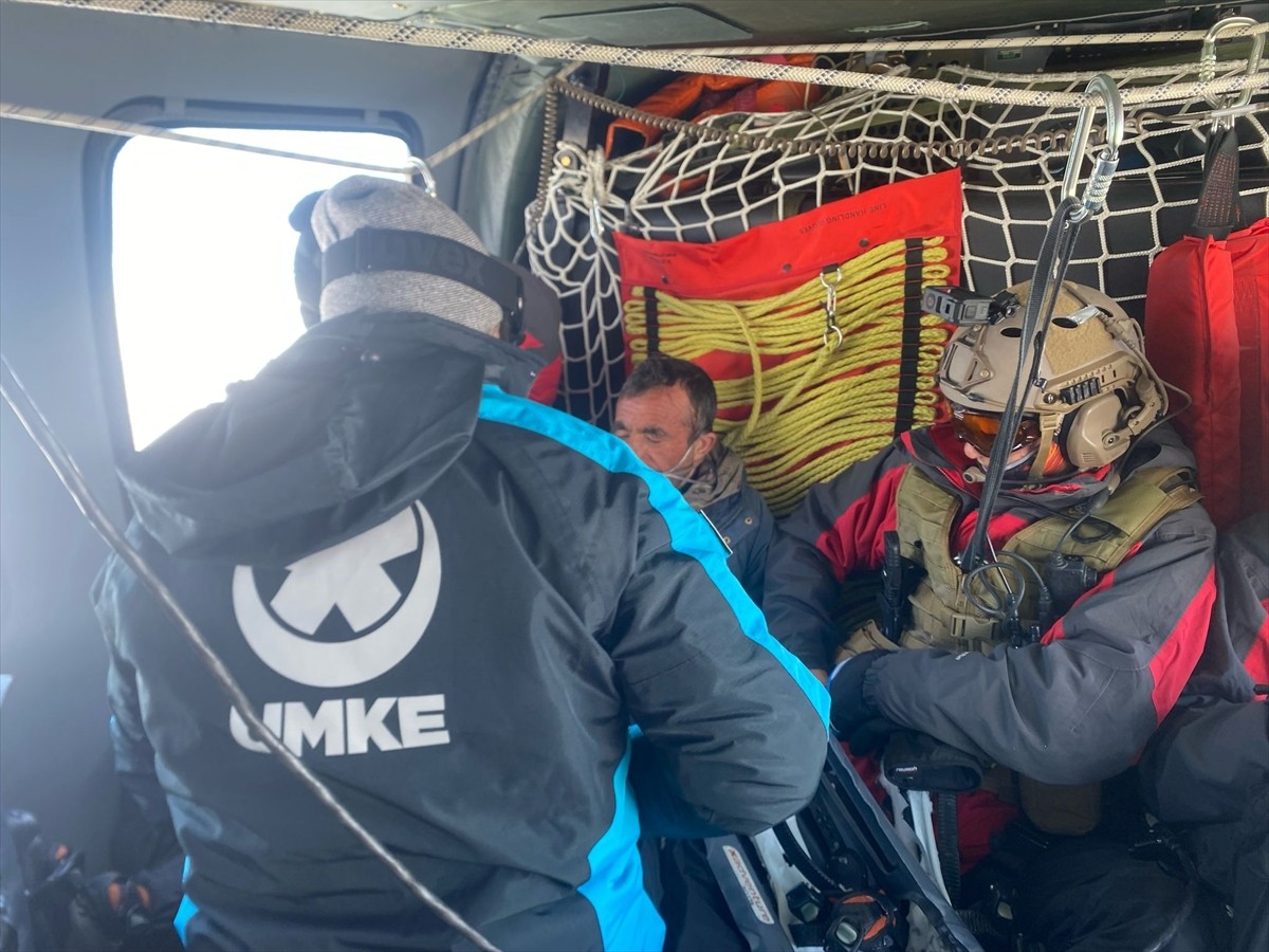 Erzurum'un Çat ilçesinde, yalnız yaşadığı mezrada kar yağışı nedeniyle mahsur kalan kişiye askeri...