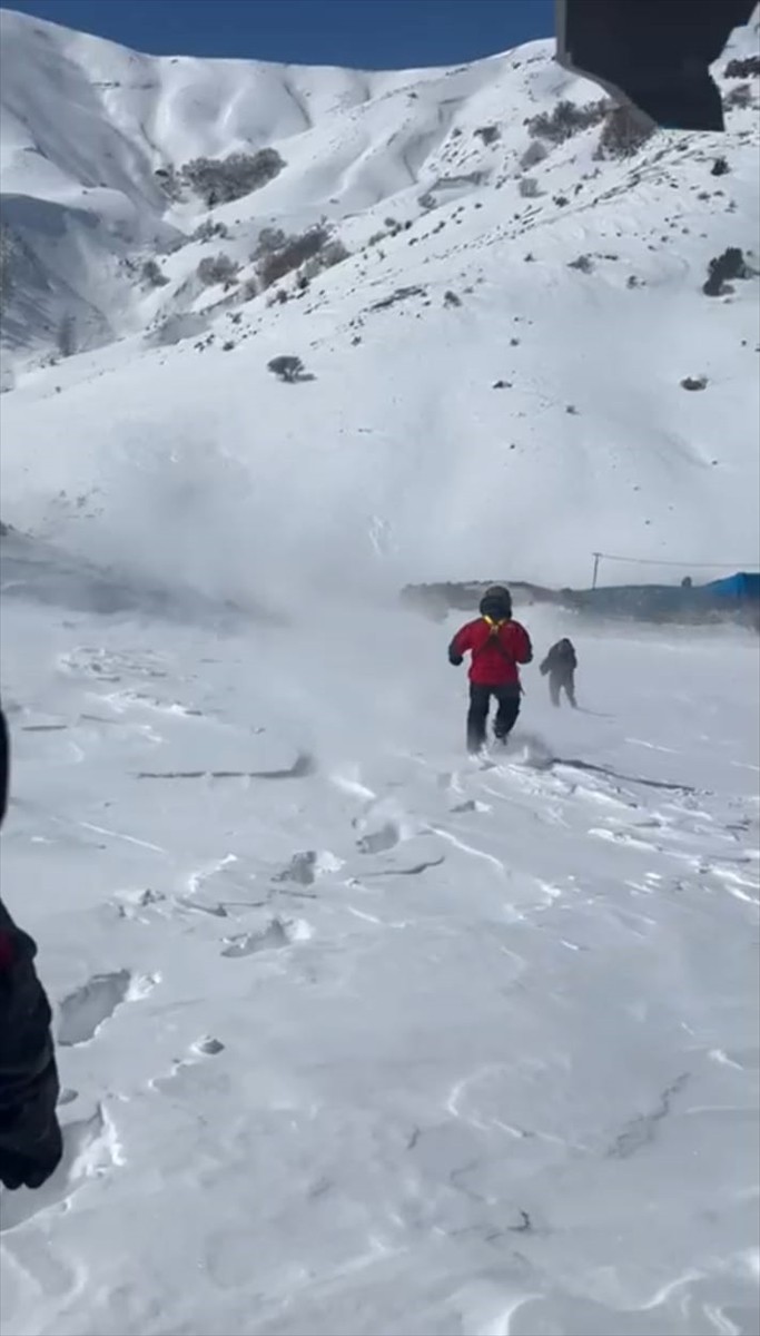 Erzurum'un Çat ilçesinde, yalnız yaşadığı mezrada kar yağışı nedeniyle mahsur kalan kişiye askeri...