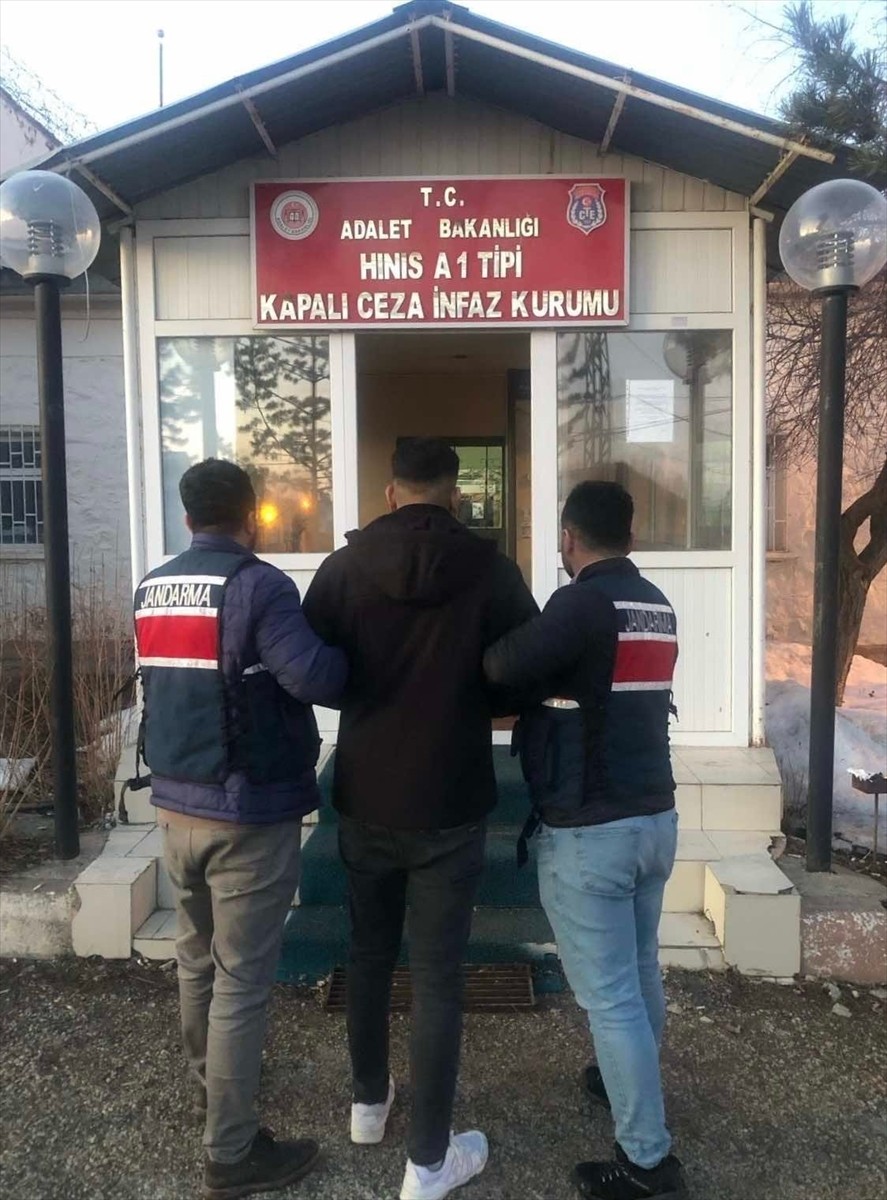 Erzurum'un Tekman ilçesinde hakkında 10 yıl kesinleşmiş hapis cezası bulunan firari hükümlü...