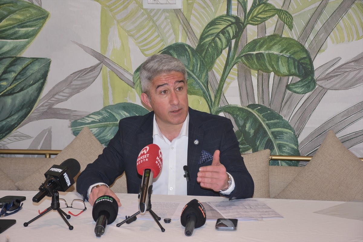 Eski Marmaris Belediye Başkanı Mehmet Oktay, ilçede yapımı tartışma konusu olan ve kaçak olduğu...