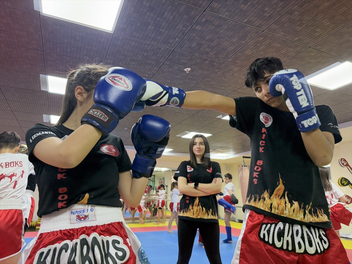 Eski milli kick boksçu Türkiye şampiyonalarında dereceleri bulunan antrenör Begüm Ermantaş...