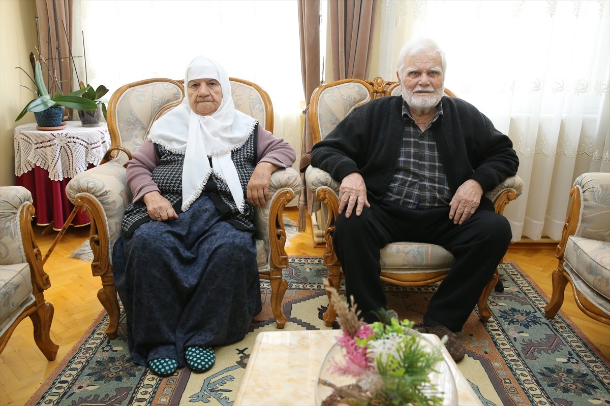 Eskişehir Valisi Hüseyin Aksoy, "Yaşlılara Saygı Haftası" dolayısıyla 102 yaşındaki Ali ve 87...