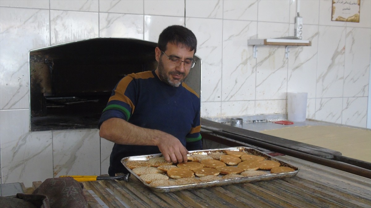 Gaziantep'in İslahiye ilçesinde, ramazanın son haftasında başlanan geleneksel "bayram kömbesi"...