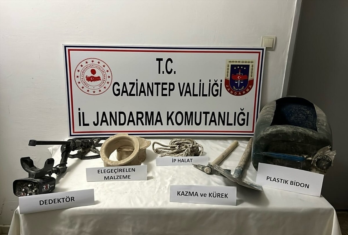  Gaziantep'in Nizip ilçesinde, kaçak kazı yapan 2 kişi suçüstü yakalandı. Alanda yapılan aramada...