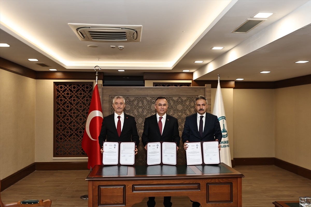 Gaziantep'in Şahinbey ilçesinde yetimlerin kullanımına sunulmak üzere yapılan 100 konut...