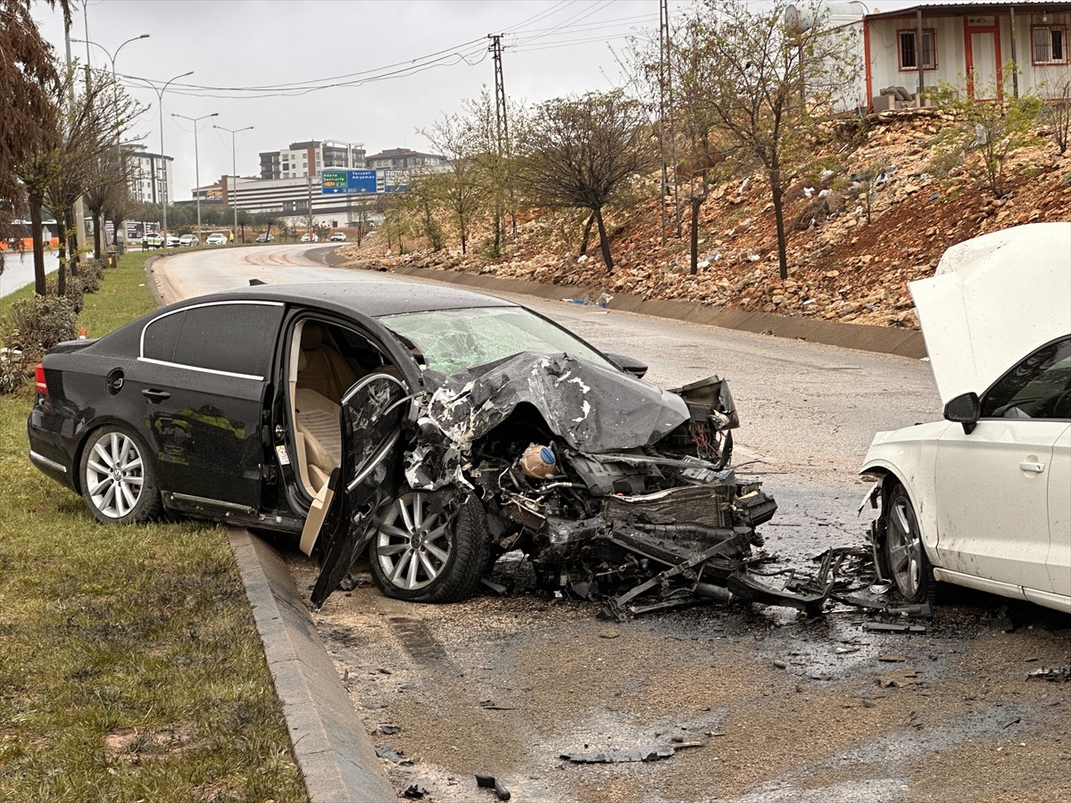 Gaziantep'in Şehitkamil ilçesinde meydana gelen trafik kazasında 12 kişi yaralandı. Bölgeye polis...