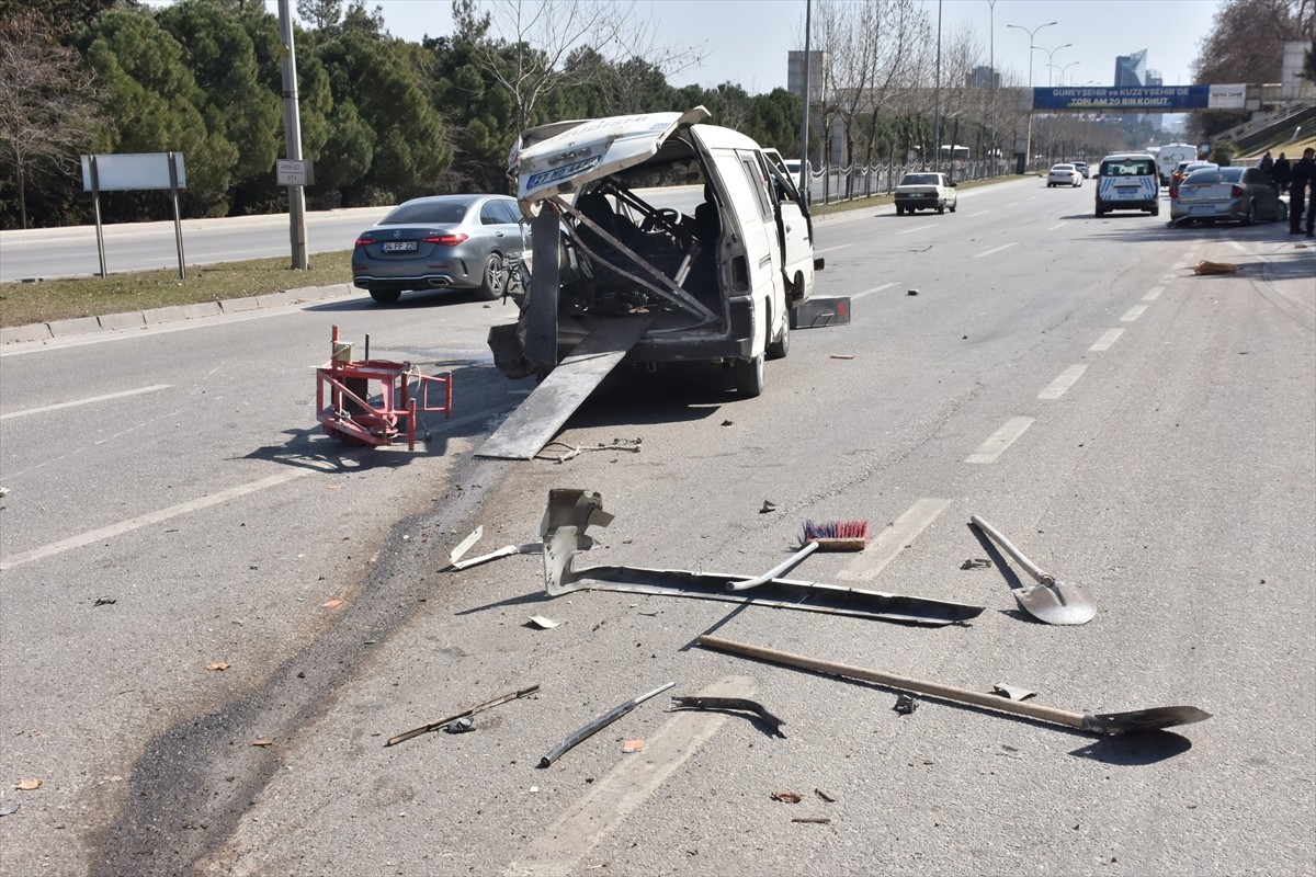 Gaziantep'te otomobil ile hafif ticari aracın çarpışması sonucu 1 kişi hayatını kaybetti, 3 kişi...