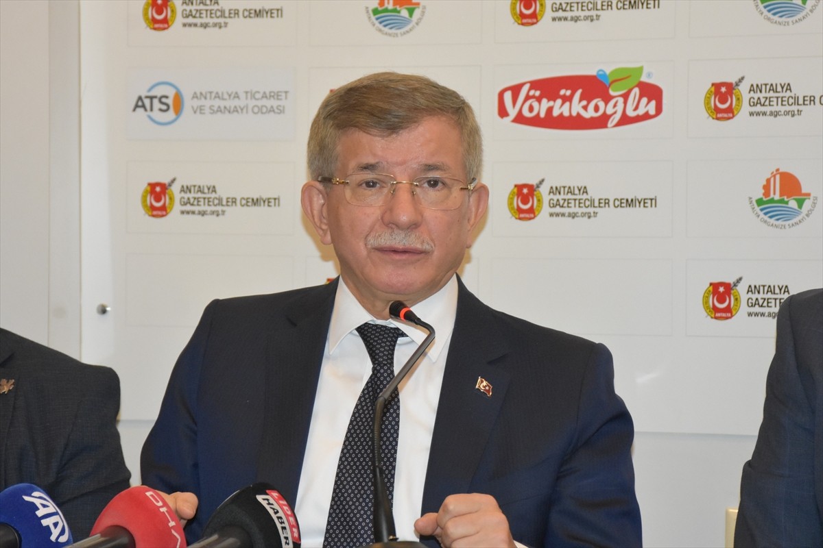 Gelecek Partisi Genel Başkanı Ahmet Davutoğlu (ortada), Antalya Gazeteciler Cemiyeti'nde basın...