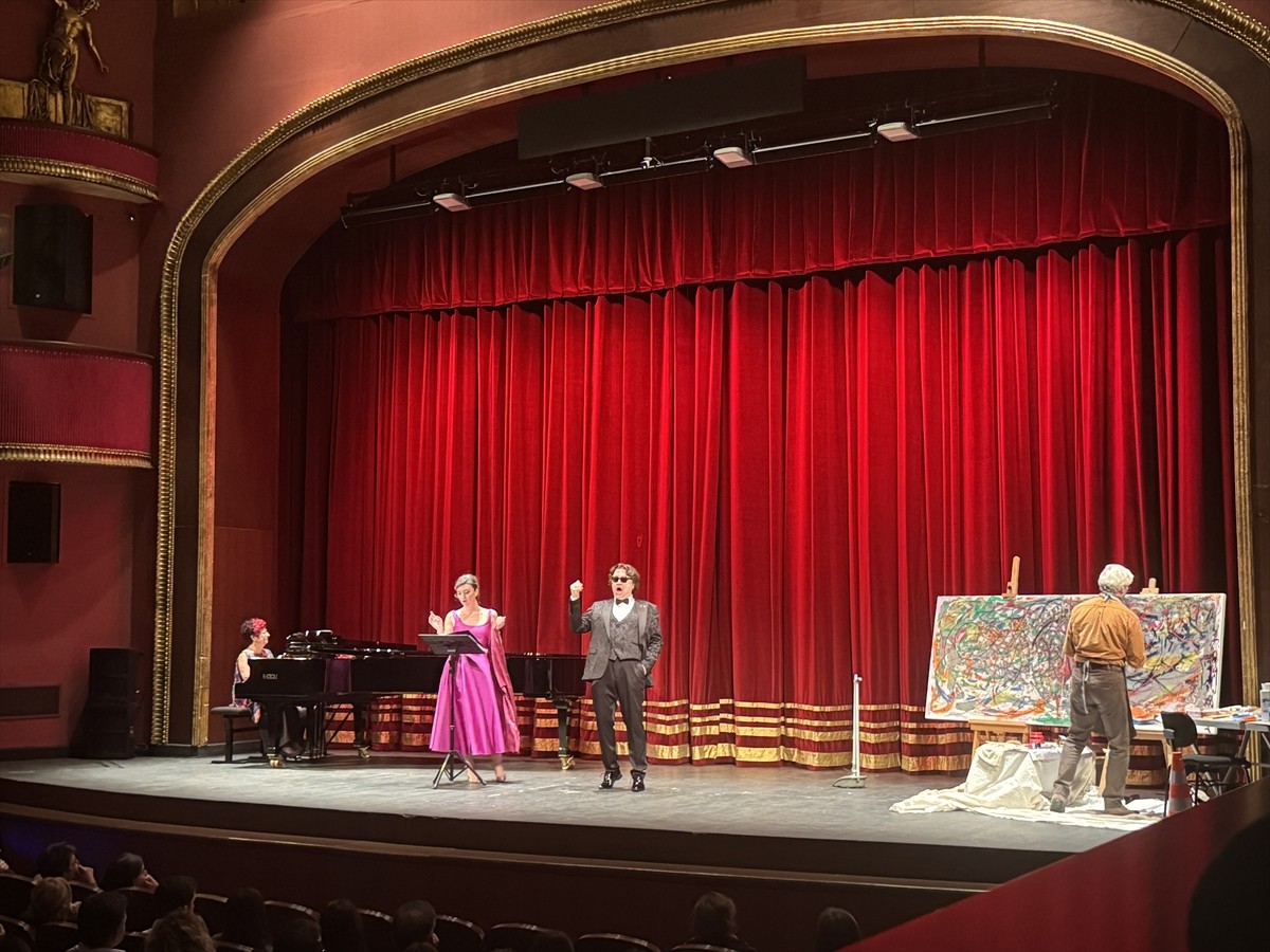 Genç opera sanatçılarına kariyerlerini yönlendirmeleri için çeşitli desteklerde bulunan Zehra...