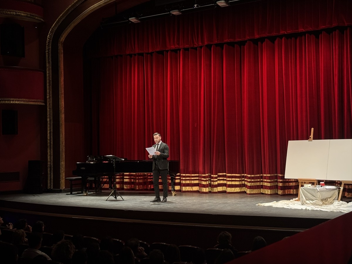 Genç opera sanatçılarına kariyerlerini yönlendirmeleri için çeşitli desteklerde bulunan Zehra...