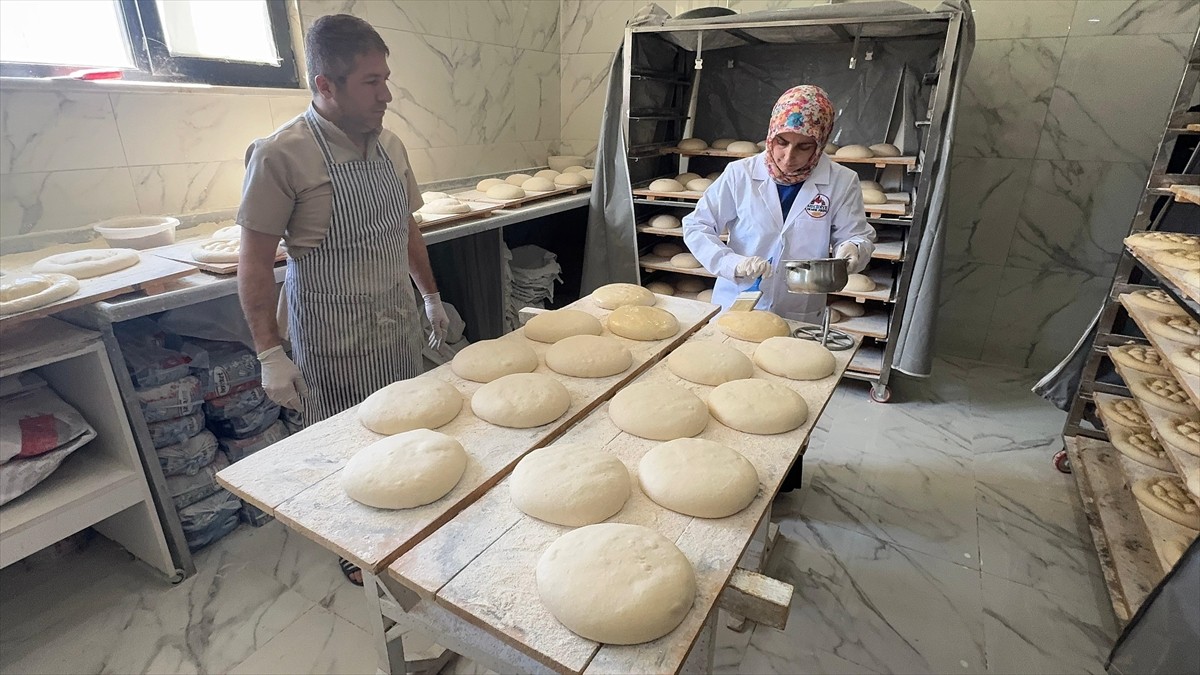 Giresun'da devlet desteğiyle kurduğu ekmek fırınını işleten Öznur Uğurlu, hem ekonomiye hem de...