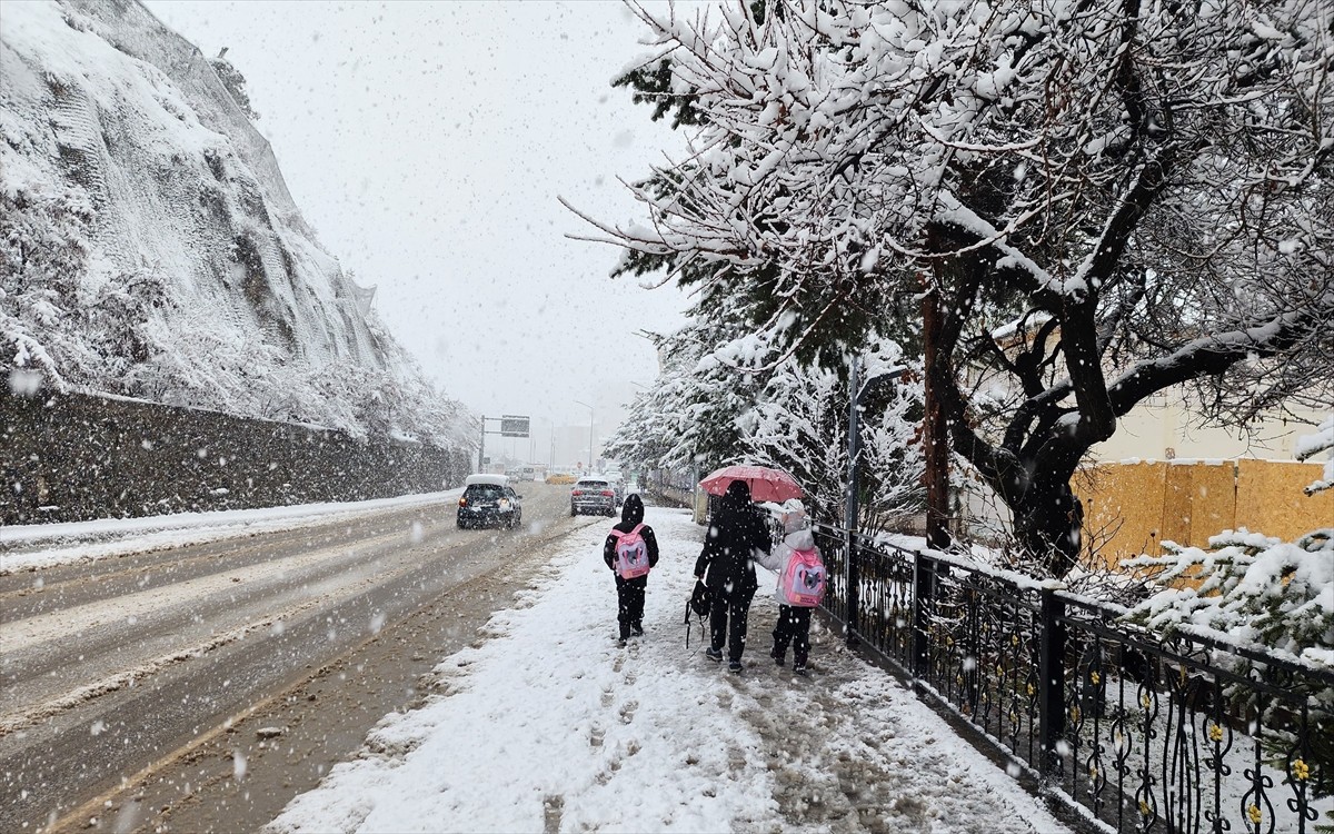 Gümüşhane'de kar yağışı etkili oldu.