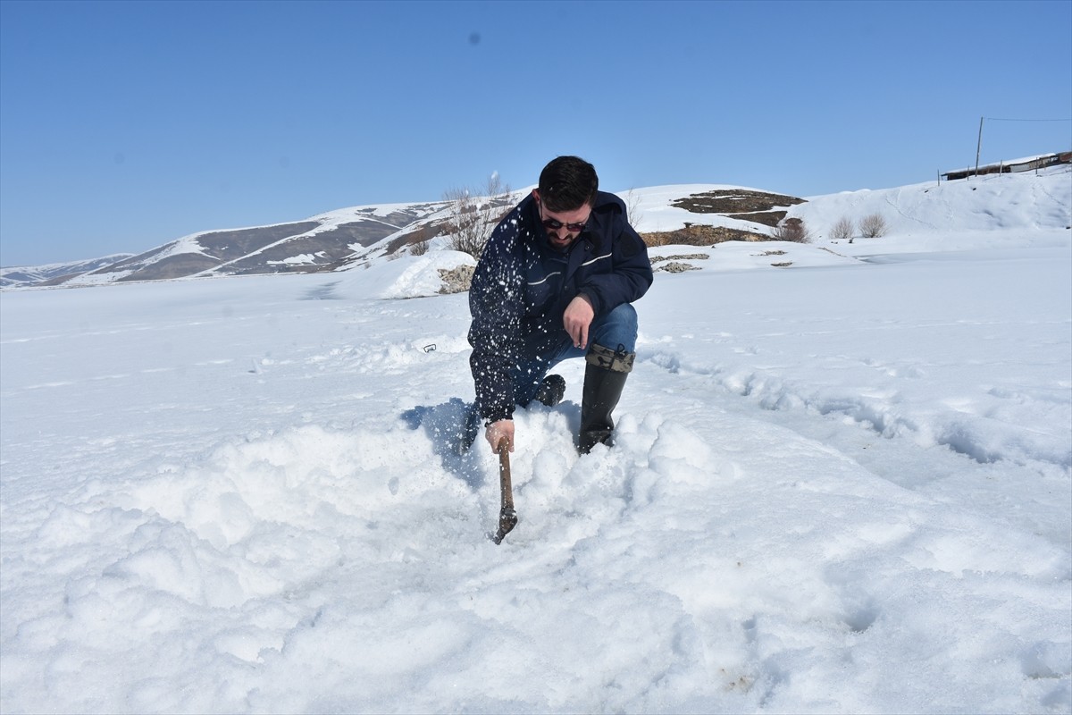 Gümüşhane'nin Kelkit ilçesinde balıkçılar, aşırı soğuklar nedeniyle yüzeyi buz tutan Sadak Baraj...
