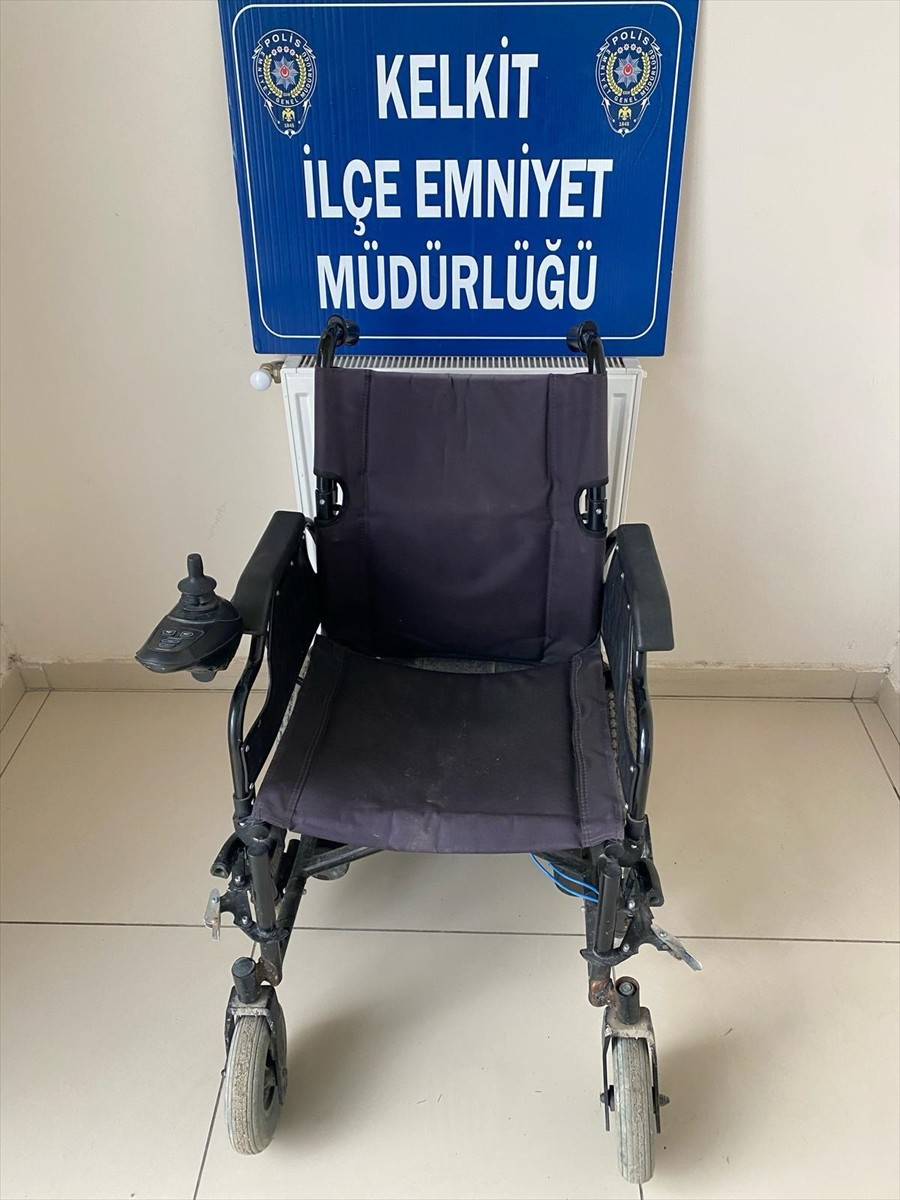 Gümüşhane'nin Kelkit ilçesinde engellinin evinin önündeki akülü tekerlekli sandalyeyi çaldığı...