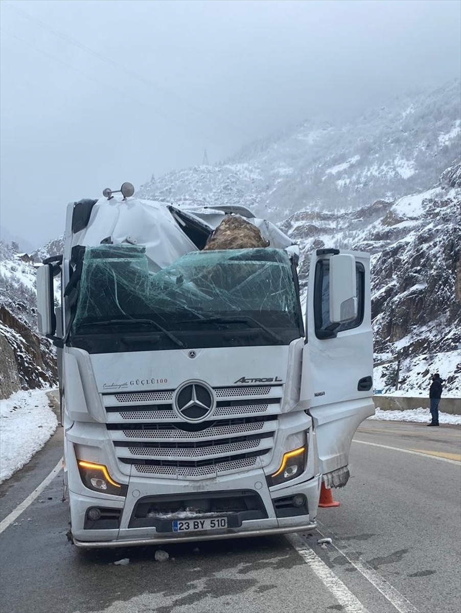 Gümüşhane'nin Torul ilçesinde üzerine kaya parçası düşen seyir halindeki tırın sürücüsü yaralandı....