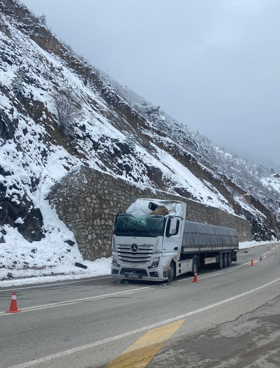 Gümüşhane'nin Torul ilçesinde üzerine kaya parçası düşen seyir halindeki tırın sürücüsü yaralandı....