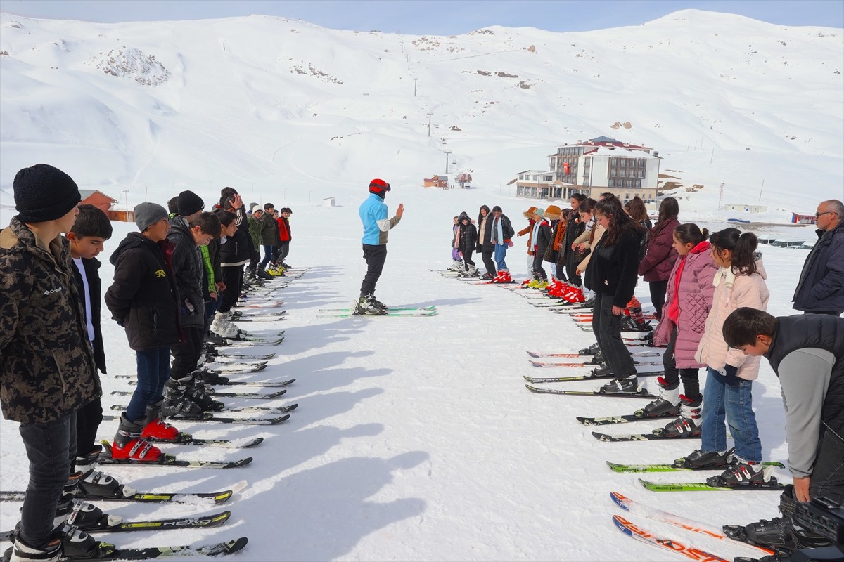 Hakkari'de 8 yıl önce hayata geçirilen "Sağlıklı Gelecek Sporla Gelecek Projesi" ile yüzlerce...