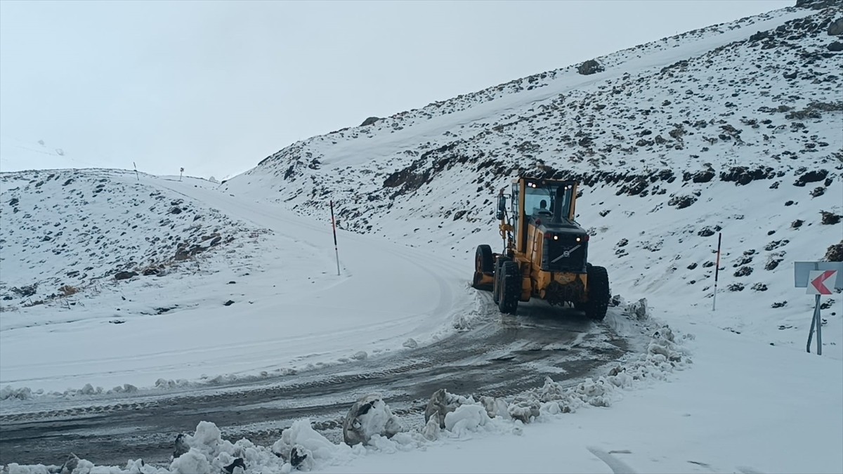 Hakkari'de kar nedeniyle kapanan Durankaya beldesi ve Mergabütan Kayak Merkezi yolu ulaşıma...