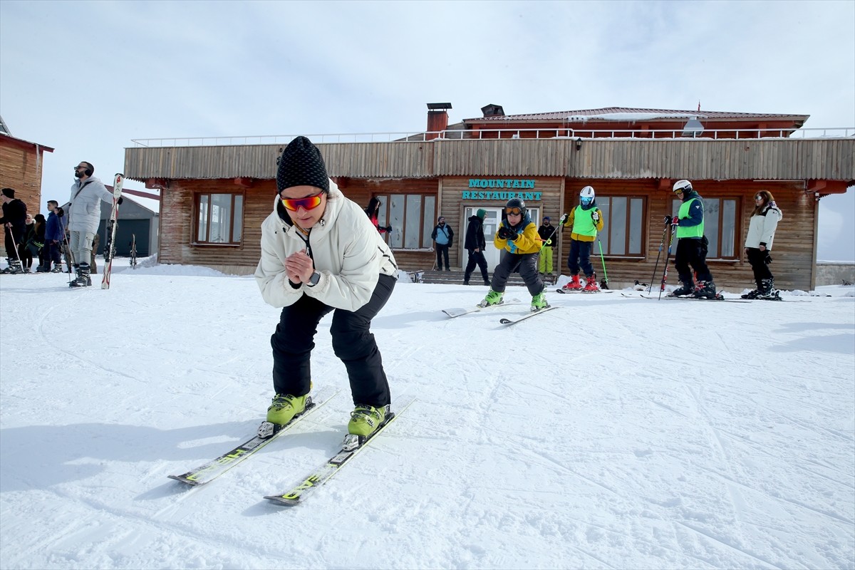 Hakkari Gençlik ve Spor İl Müdürlüğünde çalışan Kayserili antrenör Ayşe Duran (fotoğrafta), 6 yıl...