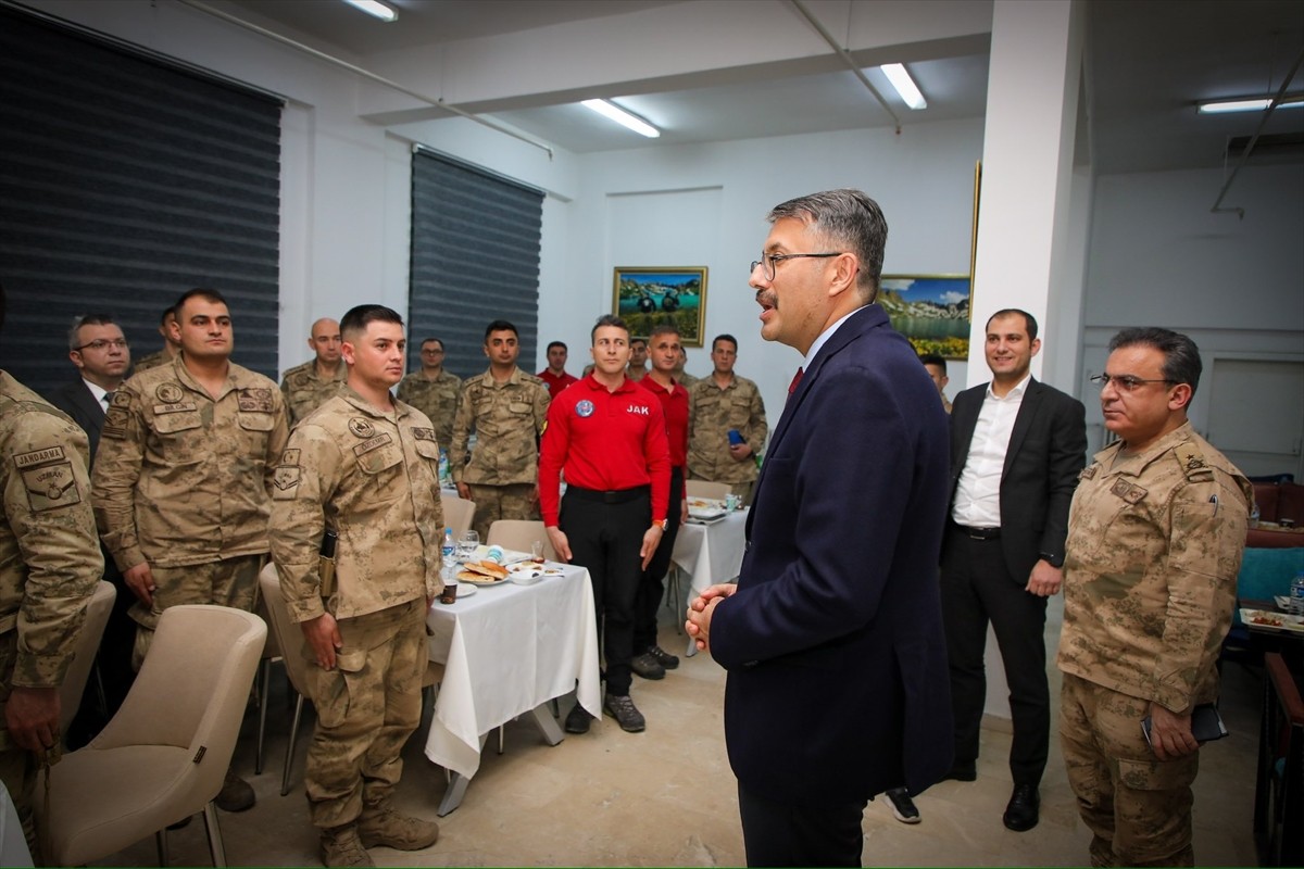 Hakkari Valisi ve Belediye Başkan Vekili Ali Çelik, jandarma personeliyle iftar yaptı.