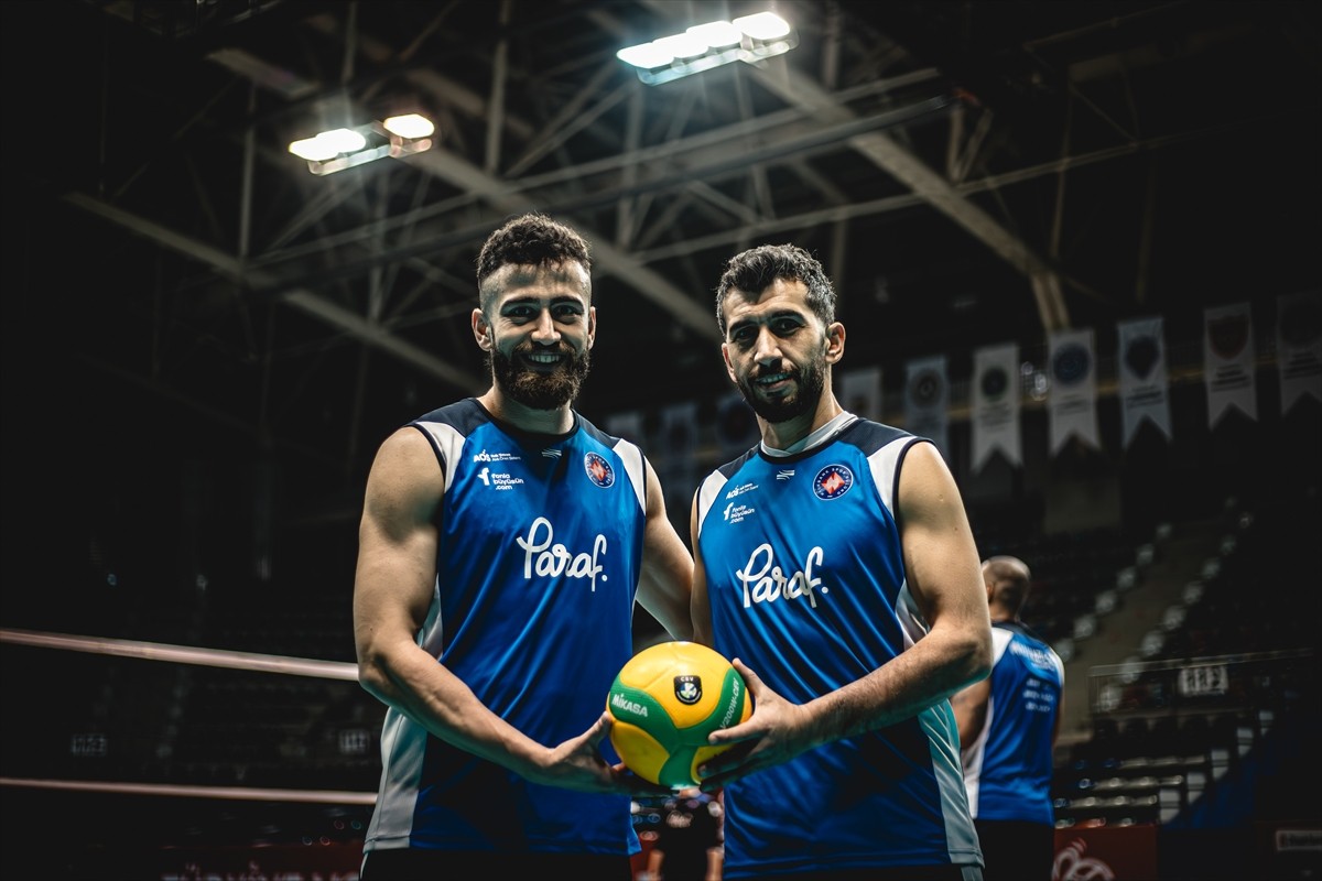  Halkbank Erkek Voleybol Takımı'nın milli liberoları Volkan Döne (sağda) ve Deniz İvgen (solda)...