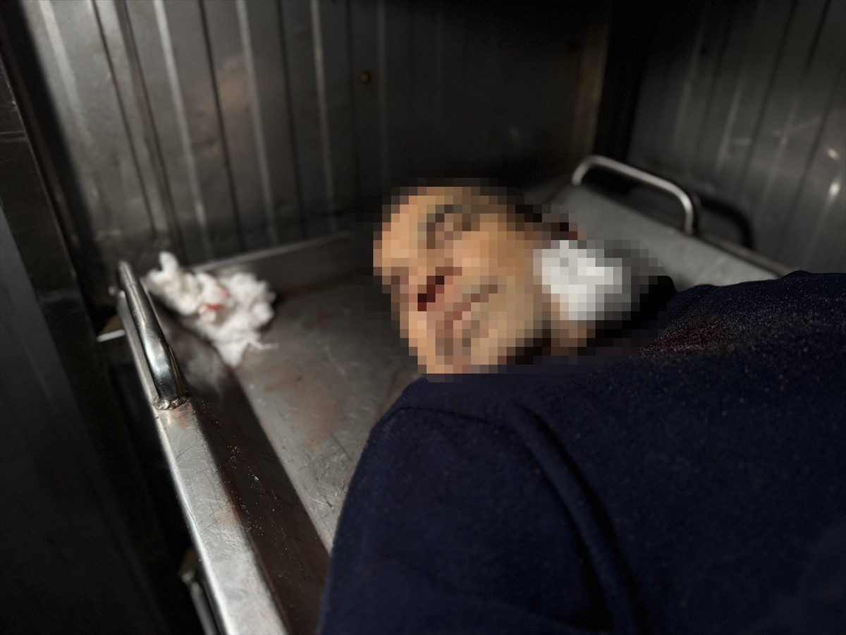 Hamas Siyasi Büro Üyesi Dr. Salah el-Berdevili, eşi ve aralarında çocukların da bulunduğu aile...