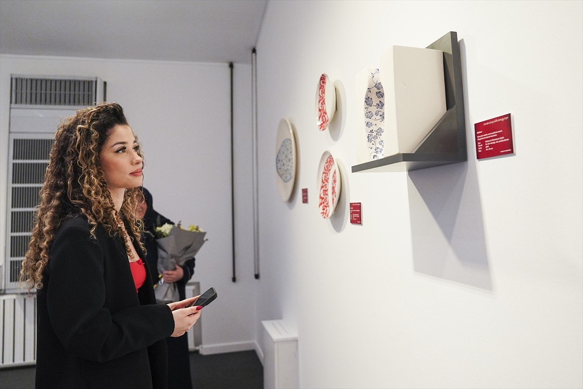 Hat, tezhip, minyatür ve çini eserlerinden oluşan "Gelenekten Geleceğe Kadın Sanatçılar" sergisi...