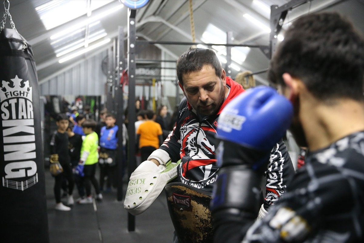 Hatay'ın İskenderun ilçesinde depremlerde 19 sporcusunu ve iki salonunu kaybeden muaythai...