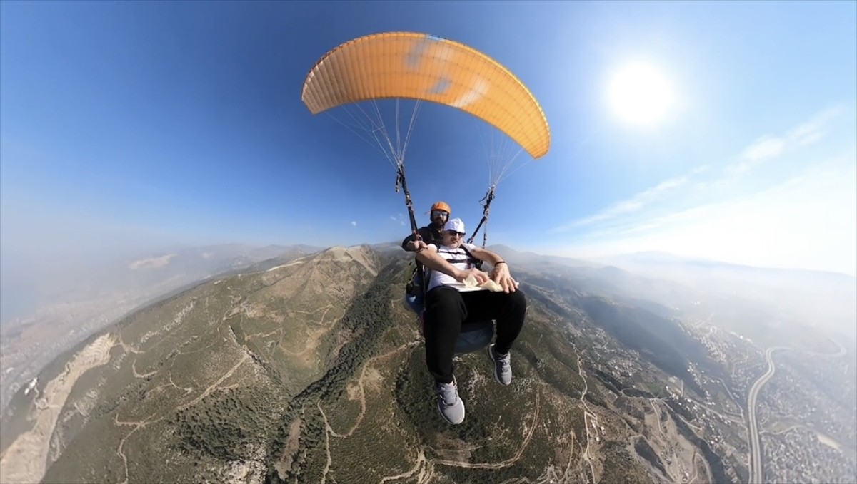 Hatay'ın İskenderun ilçesinde paraşüt pilotu ile baklava ustası, Amanos Dağları'ndan atladıkları...