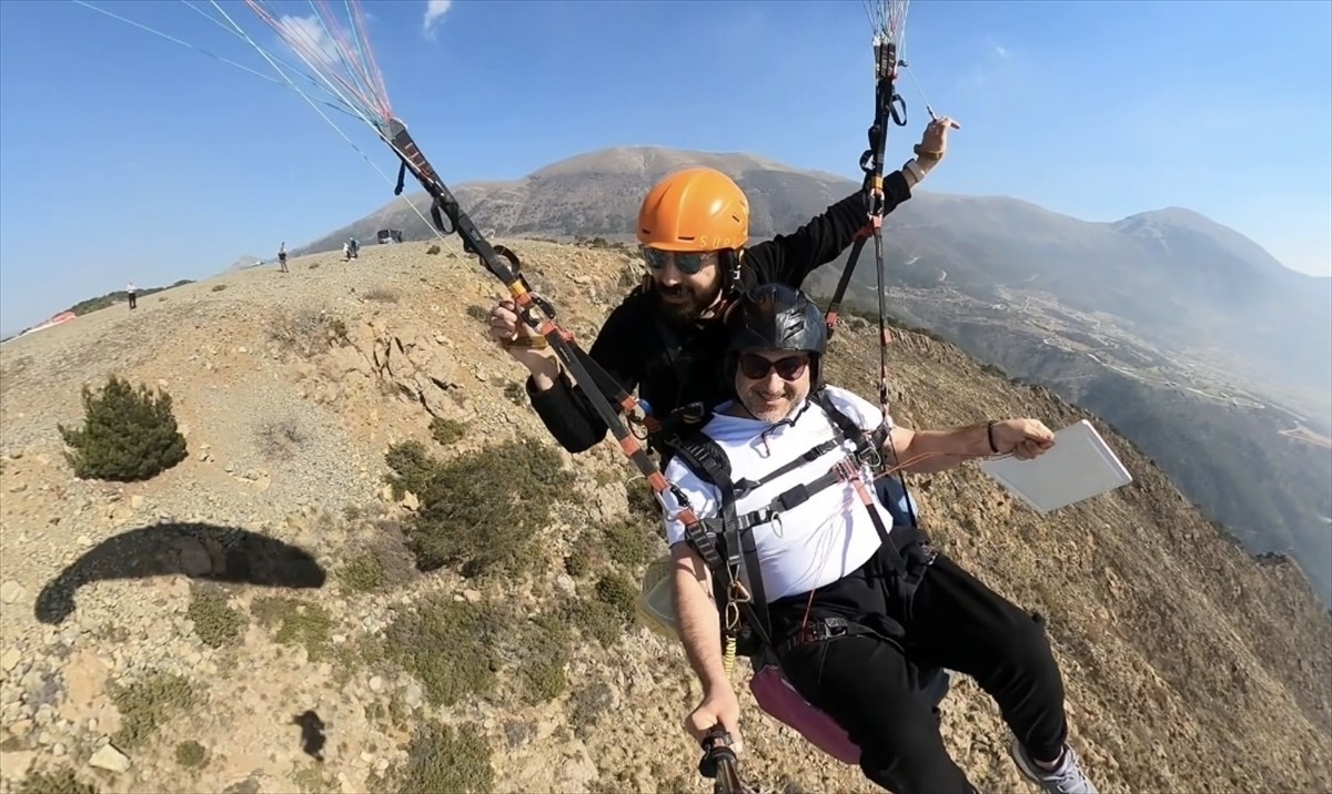 Hatay'ın İskenderun ilçesinde paraşüt pilotu ile baklava ustası, Amanos Dağları'ndan atladıkları...