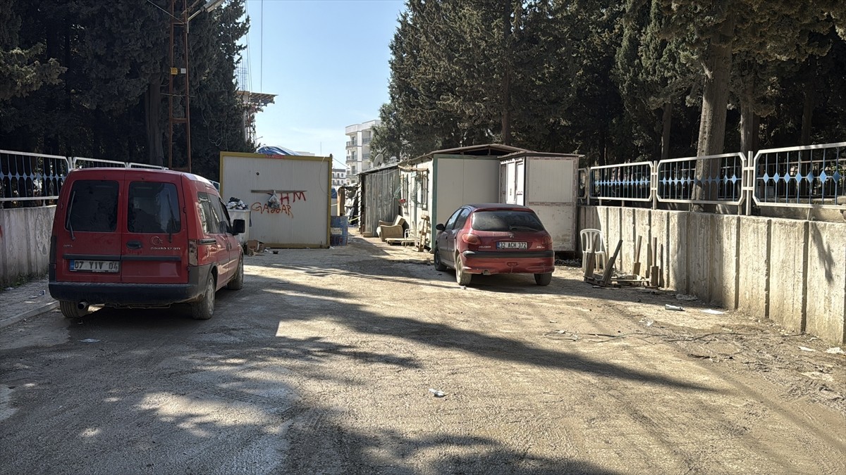  Hatay'ın merkez Antakya ilçesinde, inşaat şantiyesindeki konteynerde çıkan yangında 1 işçi öldü...