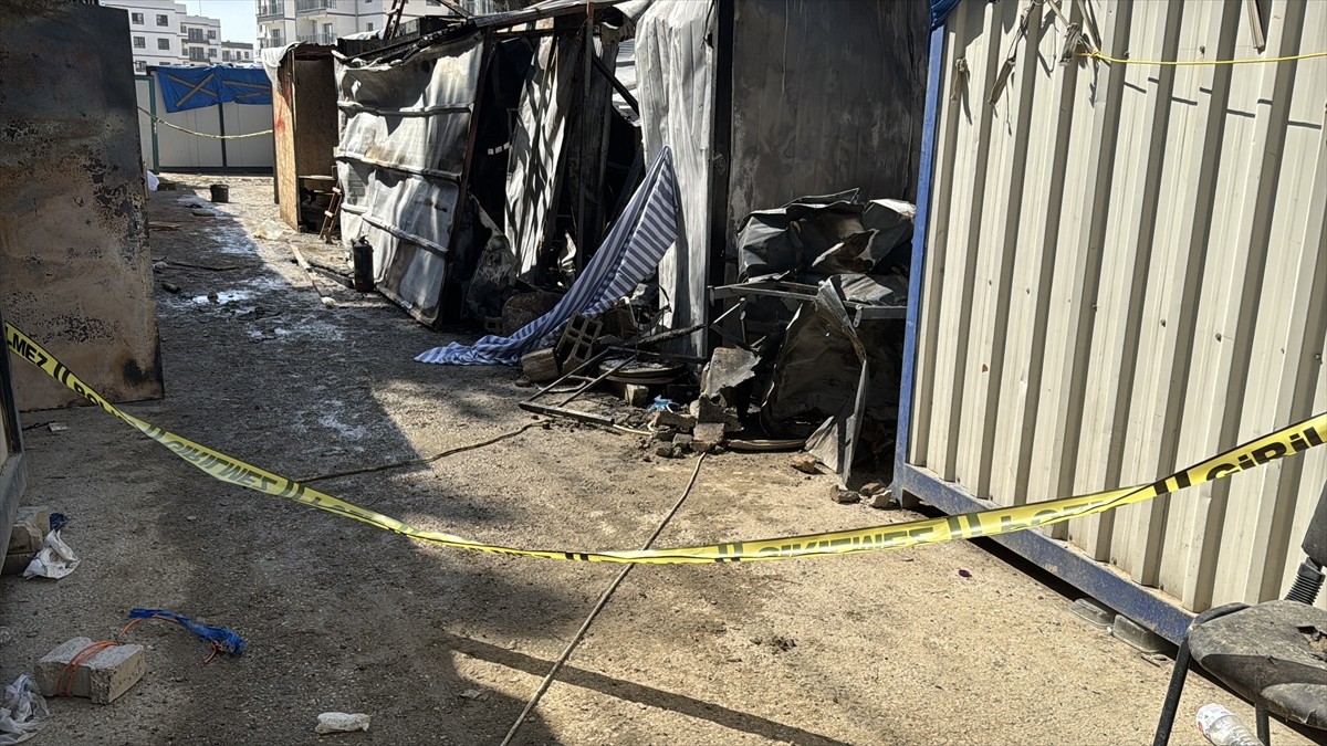  Hatay'ın merkez Antakya ilçesinde, inşaat şantiyesindeki konteynerde çıkan yangında 1 işçi öldü...