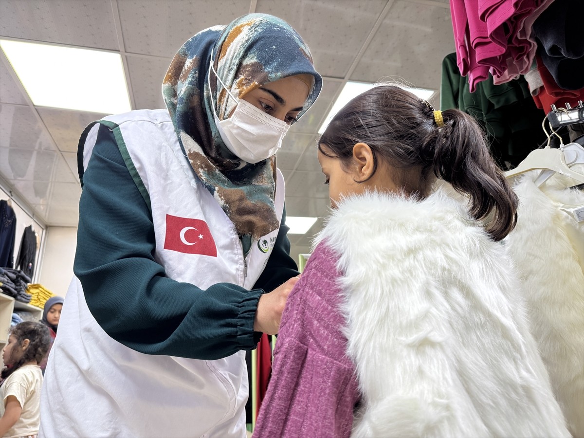 Hayrat İnsani Yardım Derneği Kahramanmaraş Şubesince 500 yetime giysi yardımı yapıldı. Dernek...