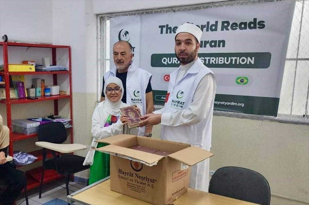 Hayrat İnsani Yardım Derneği, "Dünya Kur'an Okuyor" sloganıyla Brezilya'da öğrencilere Kur'an-ı...