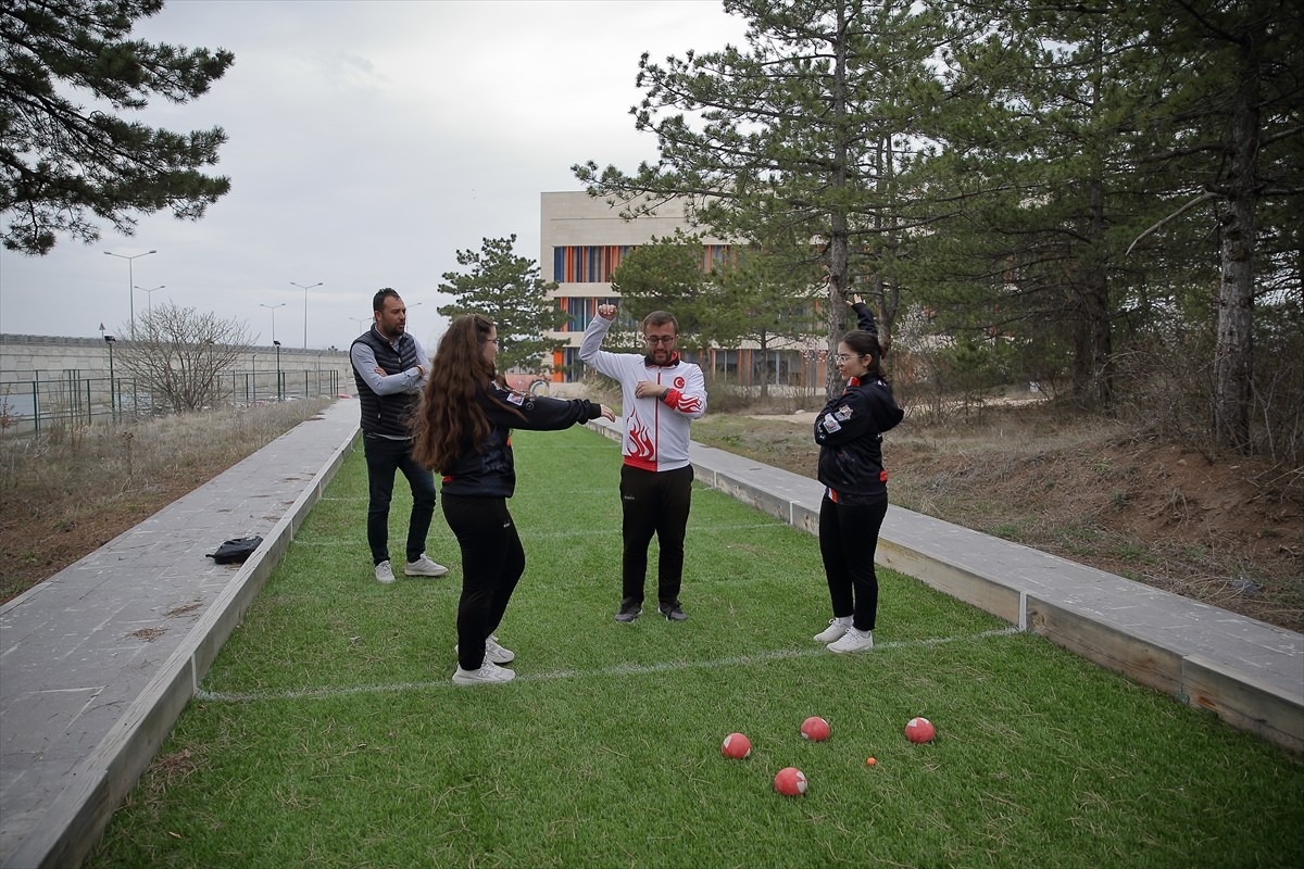 Hitit Üniversitesinde öğretim gören Derya (sağda), Hasan (ortada) ve Gamze Dündar (solda)...