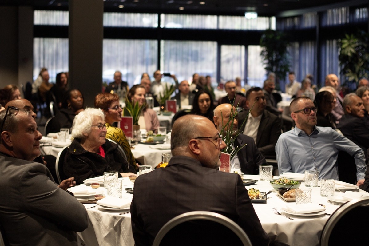 Hollanda’nın siyasi başkenti Lahey’de düzenlenen "Ulusal İftar" iftar programında, ülkedeki...