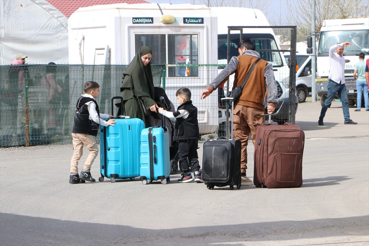 İç savaş sırasında Türkiye'ye sığınan Suriyelilerin 61 yıllık Baas rejiminin devrilmesi sonrasında...