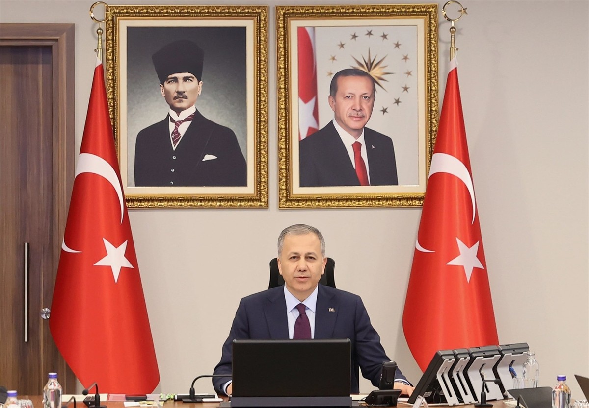 İçişleri Bakanı Ali Yerlikaya başkanlığında, sahipsiz sokak hayvanlarının toplanıp bakımevlerine...