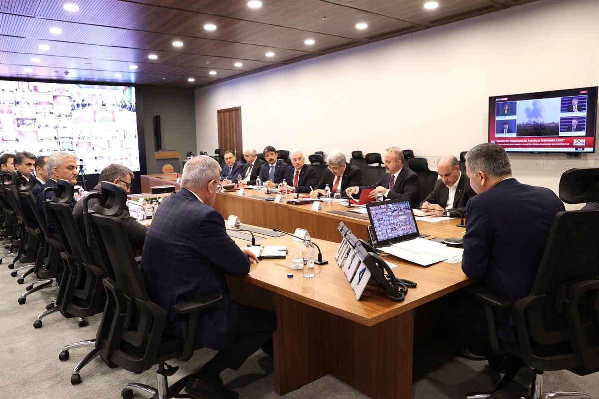 İçişleri Bakanı Ali Yerlikaya başkanlığında, sahipsiz sokak hayvanlarının toplanıp bakımevlerine...