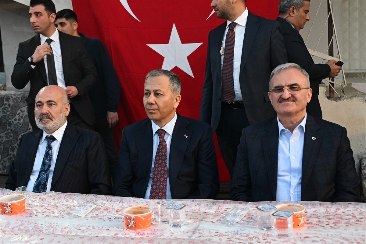 İçişleri Bakanı Ali Yerlikaya (ortada), İçişleri Bakan Yardımcısı Mehmet Sağlam (solda) tarafından...