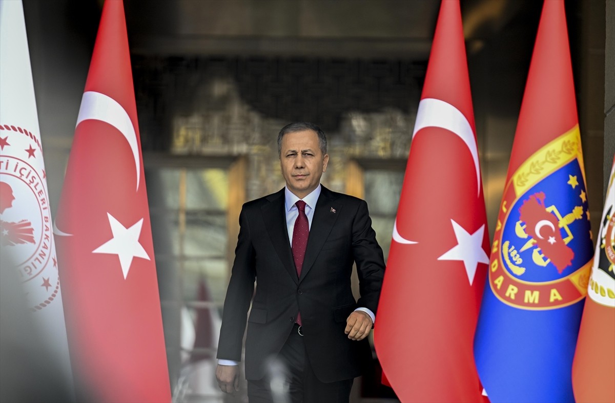 İçişleri Bakanı Ali Yerlikaya, Ramazan Bayramı tatilinde uygulanacak trafik tedbirleriyle ilgili...