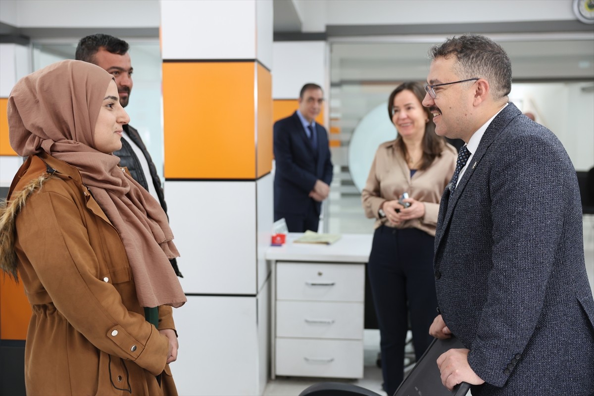 Iğdır'da vatandaşların tamamı yeni kimlik kartlarını aldı. Vali Ercan Turan (sağda), kimlik kartı...