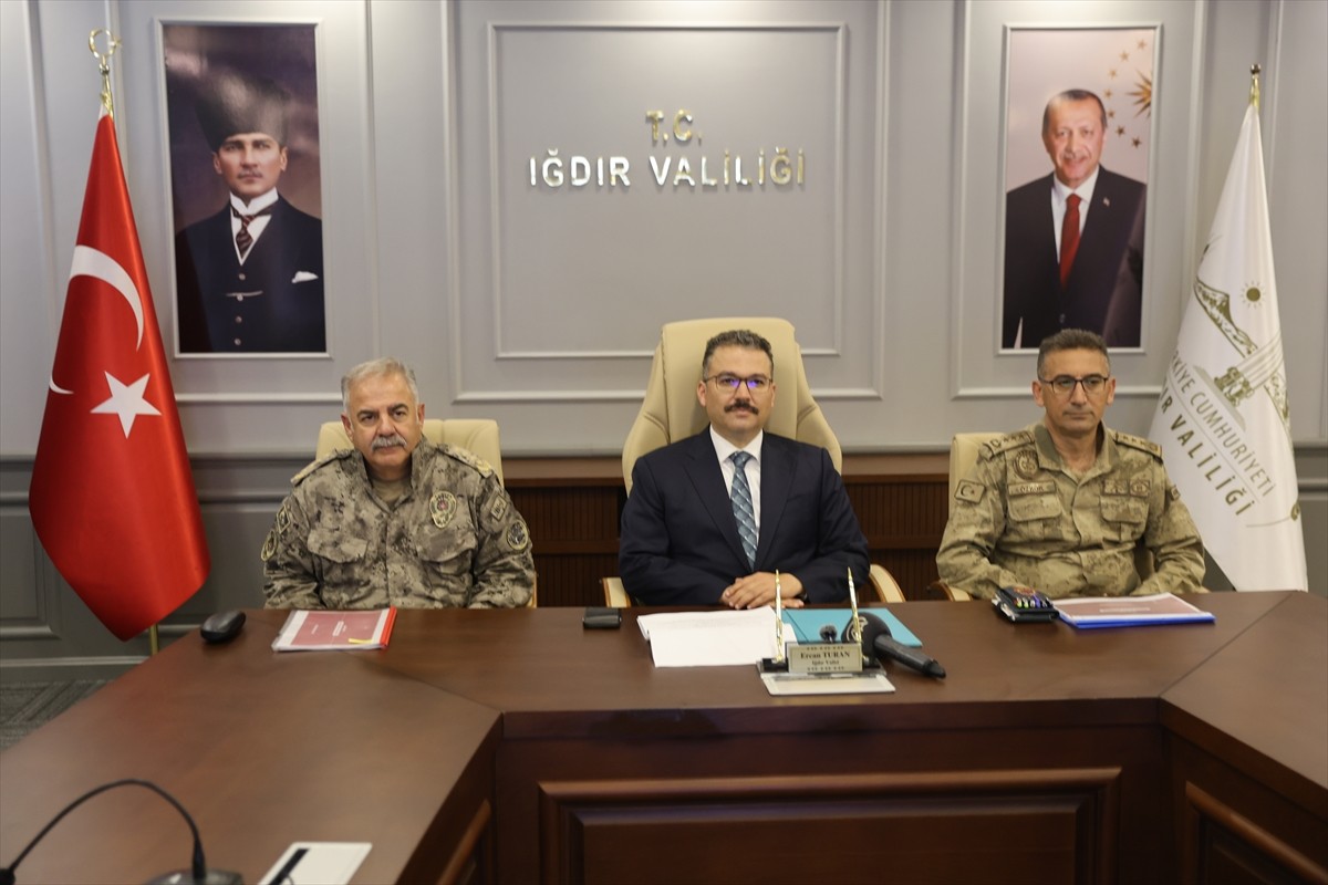 Iğdır Valisi Ercan Turan, Valilik Toplantı Salonu'nda düzenlenen "Huzur, Asayiş ve Güvenlik...