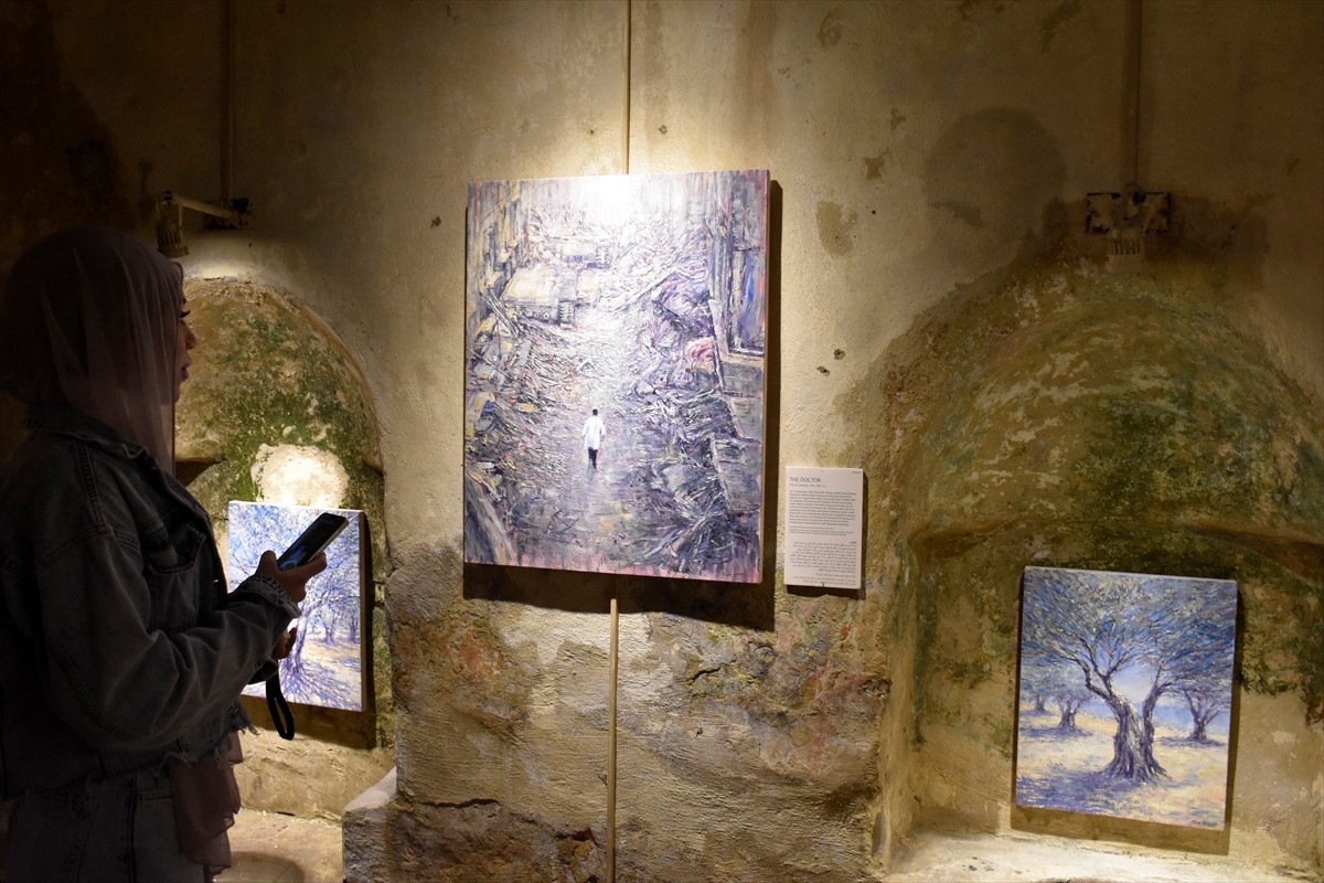 İngiliz sanatçı Tom Young, İsrail'in ağır bombardımanı sonucu Lübnan ve Gazze'de yaşanan büyük...