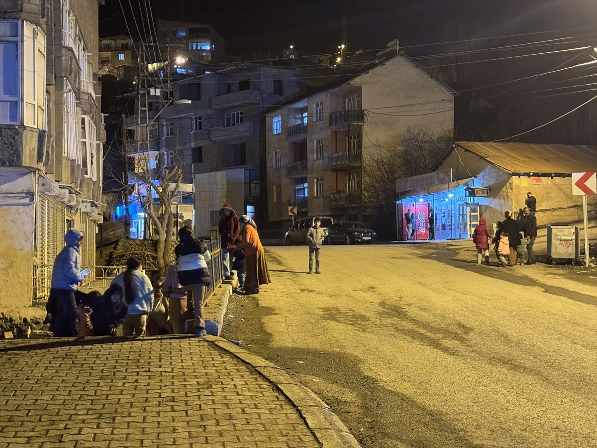 Irak'ın Mergasur ilçesinde, saat 21.03'de 4,8 büyüklüğünde deprem meydana geldi. Deprem, Hakkari...