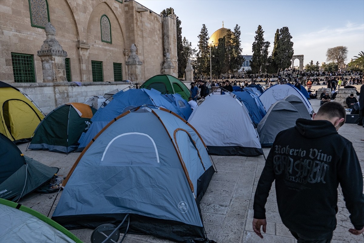 İslam'ın en kutsal üçüncü mekanı Mescid-i Aksa'da ramazanın son 10 gününü ibadetle geçiren...